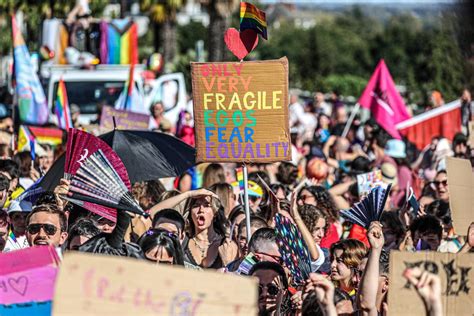 Pau Au Moins 1 300 Personnes Défilent Pour La Deuxième Marche Des Fiertés