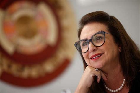 Kátia Abreu dá flores a Alcolumbre após roubo de pasta