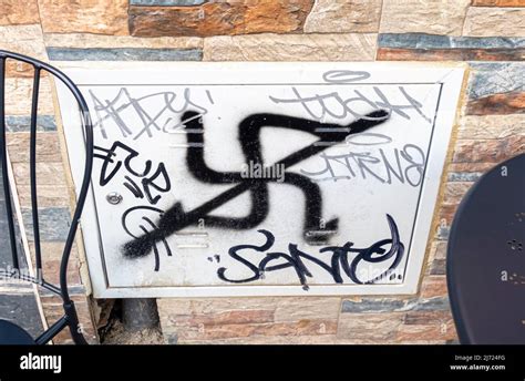 Tachado Svastika Signo Graffiti En La Pared En Sevilla Andaluc A