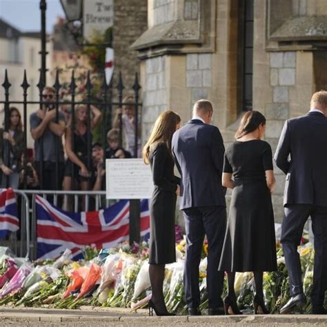 Los Príncipes de Gales y los Duques de Sussex junto a las ofrendas