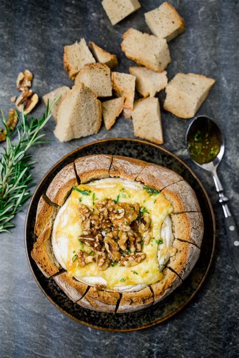 Gebackener Camembert im Brot mit Honig und Walnüssen Gebackener