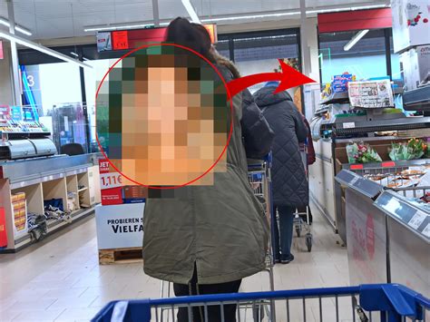 Promi Alarm Bei Aldi Star Sitzt An Der Kasse Grund Ist Bewegend