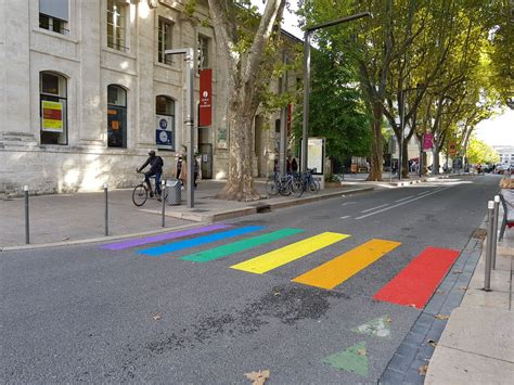 Vaucluse Pourquoi des passages piétons ont été peints aux couleurs de