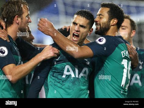 Tottenham Hotspurs Erik Lamela Feiert Das Punkten Fotos Und