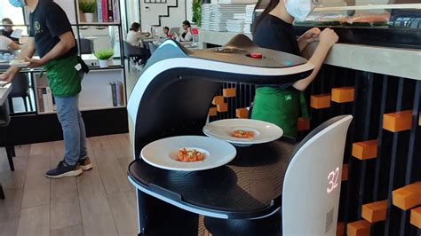 Il Cameriere Robot Debutta In Un Ristorante Cinese Mantovano YouTube