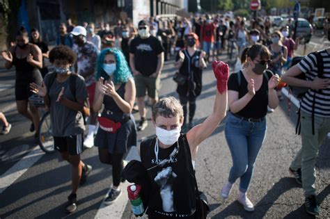 Milhares De Pessoas Protestam Em Paris Contra A Viol Ncia Policial Na