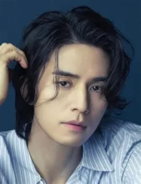 Lee Dong-Wook biography. South Korean actor, TV presenter, artist and model
