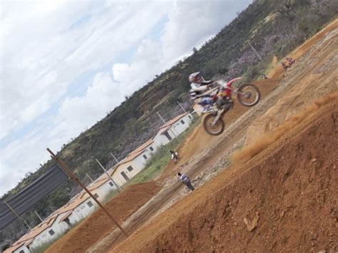 No sábado de Aleluia pilotos voam em pista de Motocross no PI Fotos