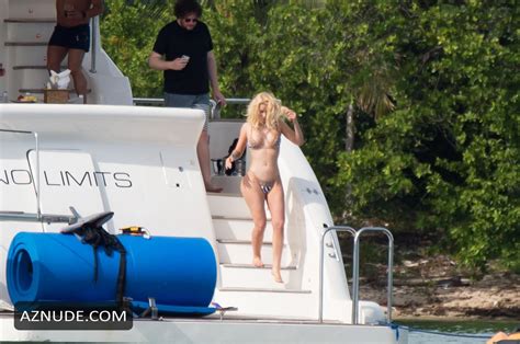 Iggy Azalea Sexy In A Tiny Bikini During A Fun Boat Day With Friends In Miami AZNude