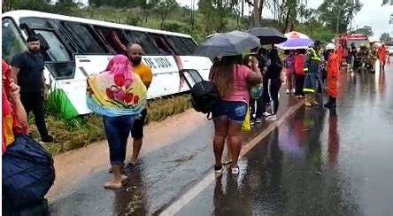 Vídeo ônibus tomba em vala na BR 020 e passageiros ficam feridos