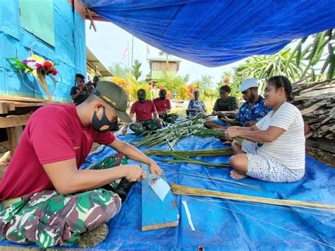 Tingkatkan Ekonomi Masyarakat Satgas Yonif 131 Latih Mama Mama