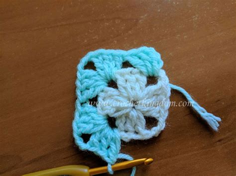 Interesting Granny Square Blanket Tutorial ⋆ Crochet Kingdom