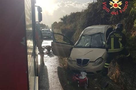 Incidente Sulla Ss Incastrata Nell Auto Che Si Ribalta Ferita Una