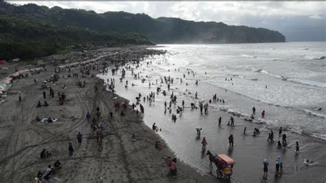 Libur Tahun Baru Ribuan Pengunjung Padati Pantai Parangtritis Jogja