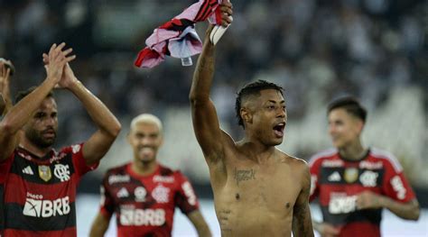 Flamengo prorroga contrato do atacante Bruno Henrique até 2026