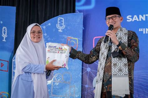 Menparekraf Serahkan Bantuan Laptop Ke Tiga Desa Wisata Terpilih ADWI