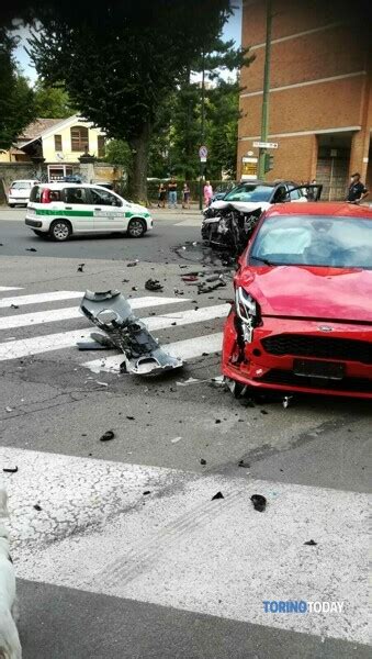 Incidente In Via Gorizia Angolo Corso Orbassano Scontro Fra Due Auto