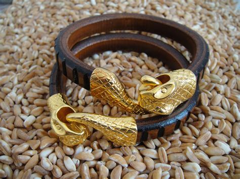 Cuero Regaliz Y Cierre Serpiente En Zamak Dorado Mens Bracelet