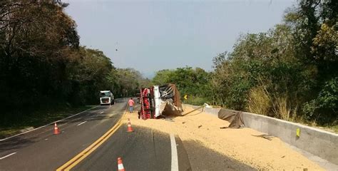 Caminhão Carregado Com Soja Tomba Na Br 277 Em Nova Laranjeiras