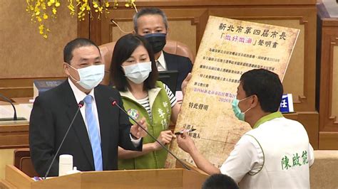 不簽「做好做滿聲明書」 侯友宜被綠議員包圍