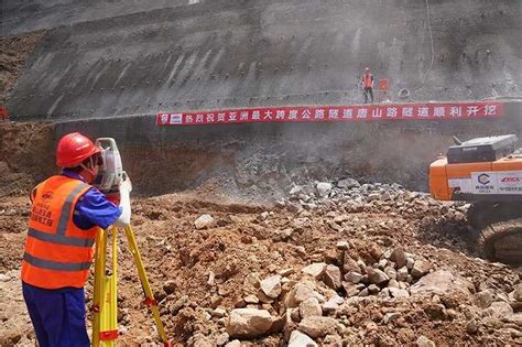 唐山路隧道开挖，为亚洲最大跨度公路隧道界面新闻