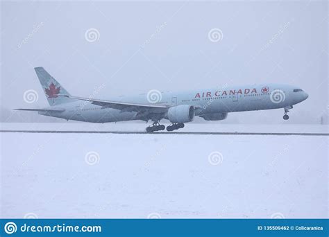 Aterrizaje Plano De Air Canada En El Aeropuerto Muc Nieve De Munich En