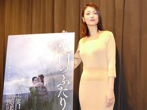 瀧内公美、濃密な性愛描く「火口のふたり」 現場は「笑いが絶えなかった」（映画com）