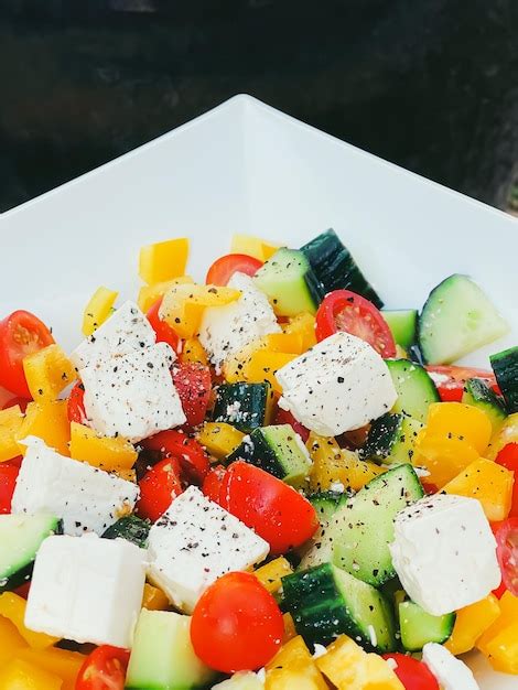 Salada grega de legumes frescos tomate cereja pimentão pepino