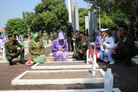 HUT TNI Ke 78 Dandim 0816 Sidoarjo Pimpin Ziarah Nasional Ke Taman