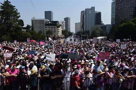 Decenas de miles protestan en México contra reforma electoral de López