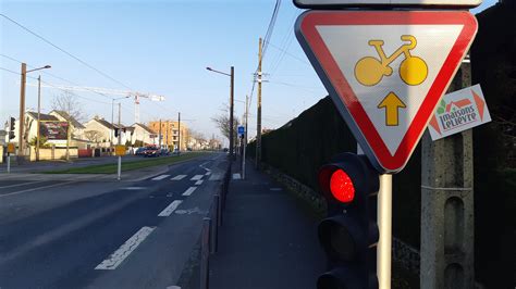 Cédez le passage cycliste au feu tricolore des progrès visibles