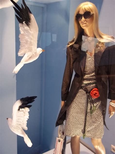 Pin By Daniel Chiu On Salvamentos R Pidos Fashion Style Window Display