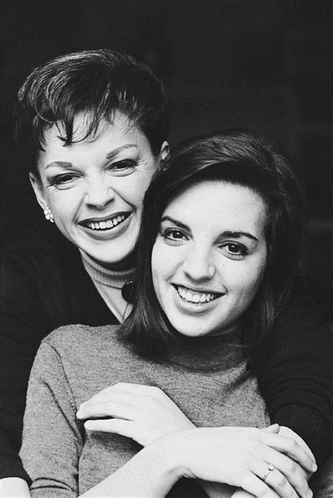 Mother and daughter actresses Judy Garland and Liza Minnelli in London, 1962 | Judy garland ...