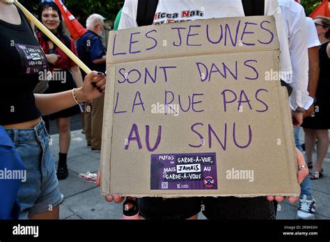 Marseille France 26th juin 2023 Un manifestant tient un écriteau