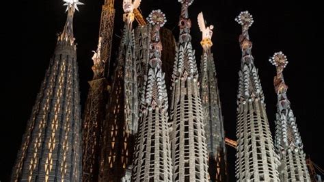 La Sagrada Familia De Barcelona Ilumina Las Torres De Los Cuatro