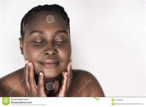 Jeune Femme Africaine Touchant Son Visage Sur Un Fond Blanc Image Stock