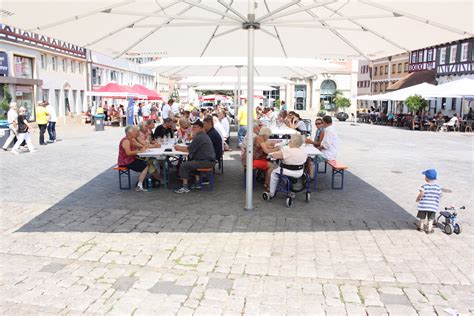 Lange Tafel auf dem Marktplatz 600 Schnitzel für den guten Zweck