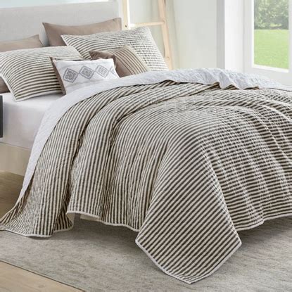 These 12 Wayfair Bedding Picks Are Cozy As Ever | Livingetc