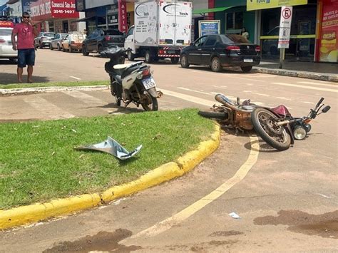 Motociclista tem suspeita de fratura de clavícula após acidente no