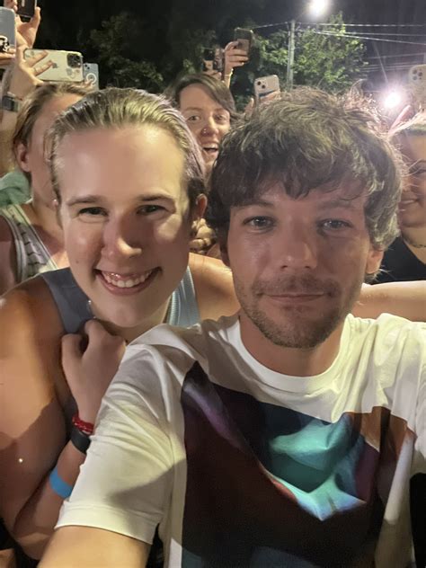 Hl Daily On Twitter Louis Taking Photos With A Fan Louisisbravery