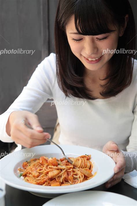 たい焼きを食べる女性 写真素材 [ 6694202 ] フォトライブラリー Photolibrary