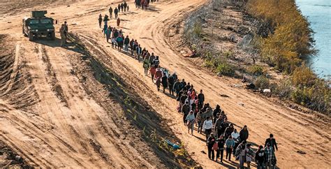 Migrantes perciben un paso más ordenado en la frontera México EEUU por