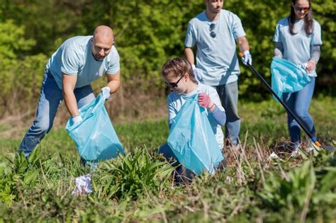 Concepto de voluntariado caridad limpieza personas y ecología