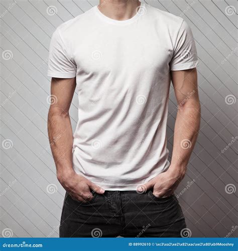 T Shirt Branco Vazio No Corpo Do S Do Homem Foto De Stock Imagem De