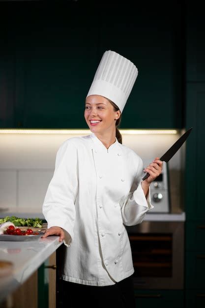 Vista Frontal Sonriente Mujer Cocinando Foto Gratis