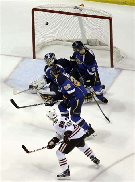 Toews Scores On Breakaway Lifts Blackhawks Past Blues 3 2 In Ot The