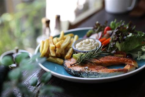 Bistecca Di Color Salmone Arrostita Salmone Al Forno Con La Tavola Di