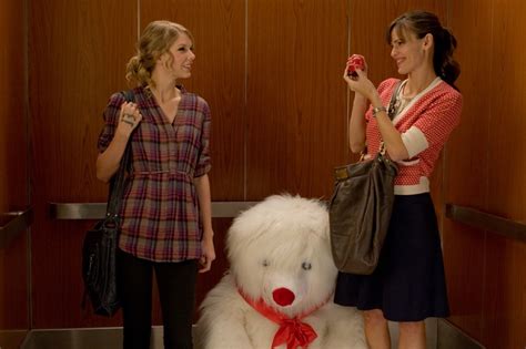 Felicia (Taylor Swift) e Julia Fitzpatrick (Jennifer Garner) in una ...