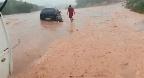 Fortes chuvas alagam Entre Rios na Bahia e mais de 100 famílias foram