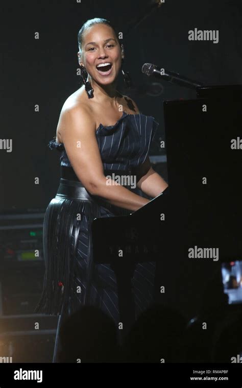 Alicia Keys Singing Hi Res Stock Photography And Images Alamy